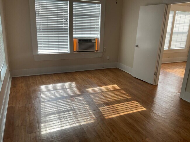 Building Photo - 1 Bedroom plus a Den, Close to SAC and Ala...