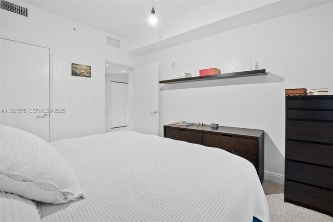 Building Photo - 19900 E Country Club Dr