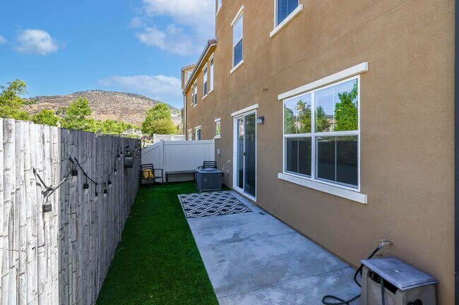 Building Photo - 4 Bedroom Townhome for rent In Murrieta