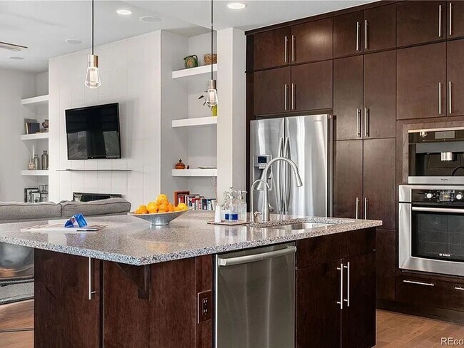 Building Photo - Stunning 4BR House on corner lot in Denver...