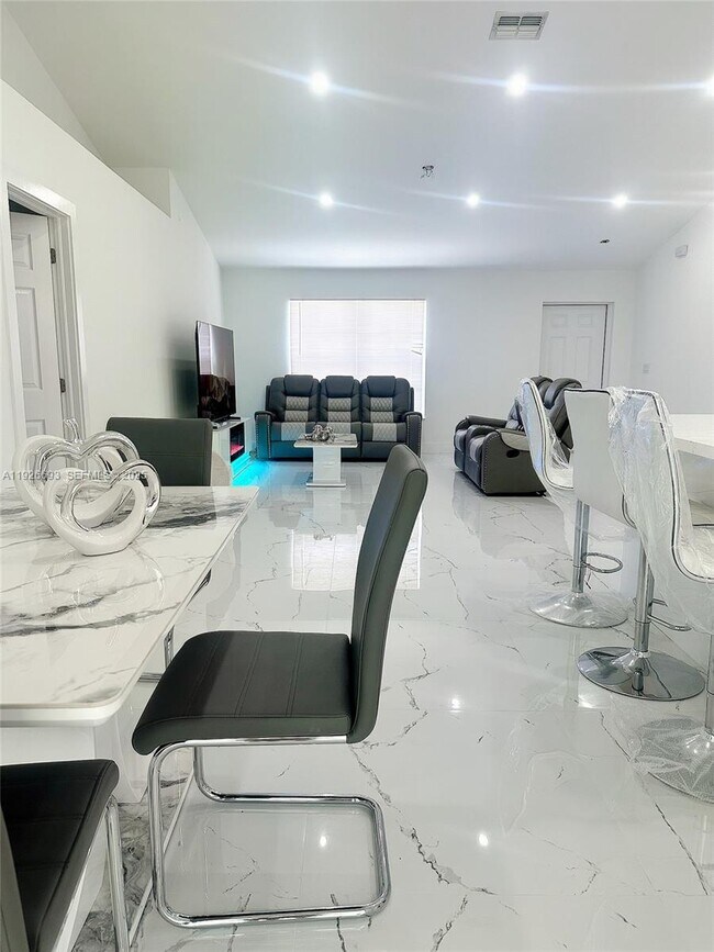 Building Photo - 1716 NE 6th Pl