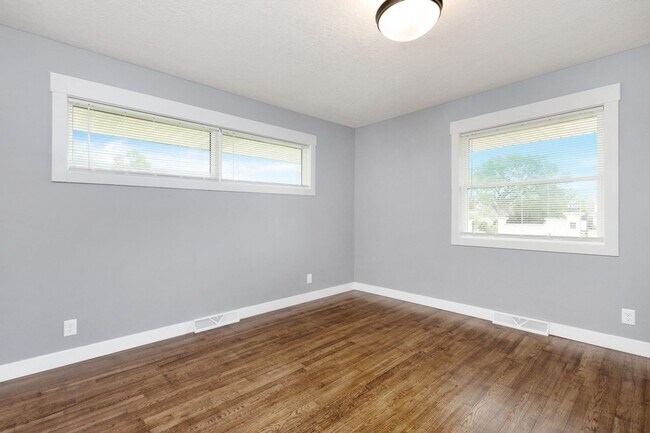 Building Photo - 1801 Elaine Dr