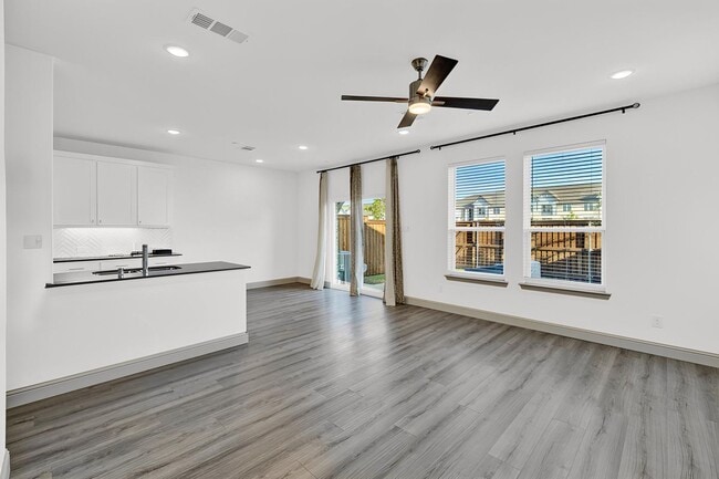 Building Photo - 1320 Hill Country Pl