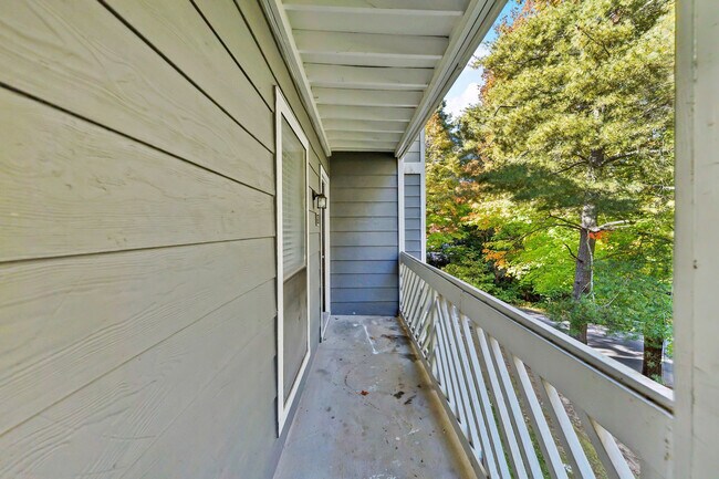 Building Photo - 2001 Northcliffe Dr
