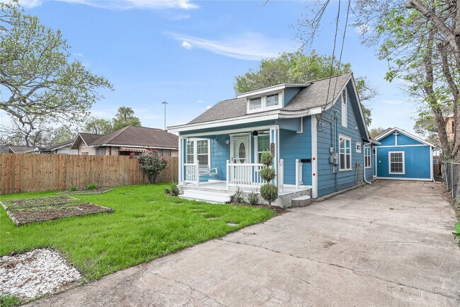 Building Photo - 320 Coronado St