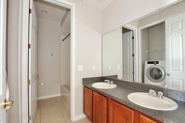 Building Photo - Spacious 4/2.5 Townhome in Gated Community in Avalon Park - Orlando