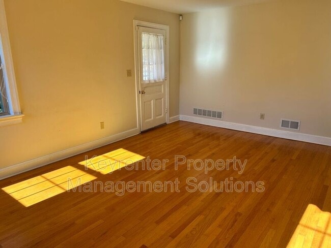 Building Photo - 127 College Cir