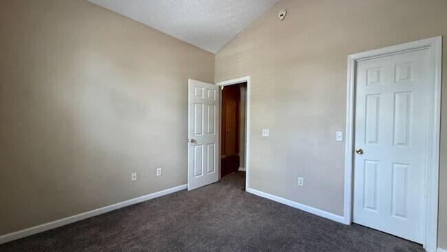 Building Photo - 3 bedroom - 2 bathroom - Stonelake Townhom...