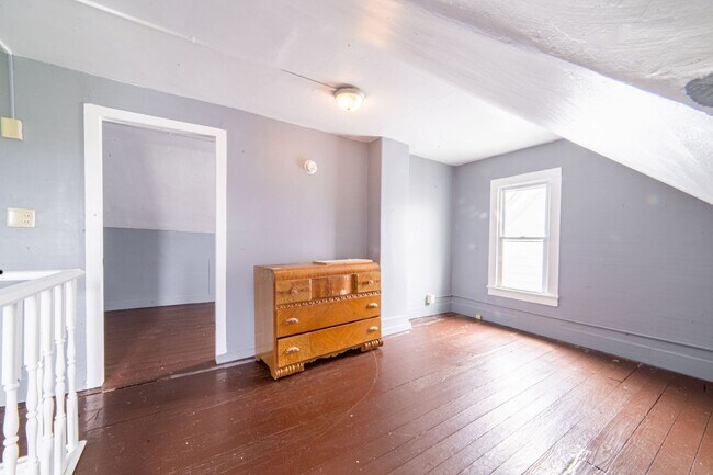 Building Photo - 351 N Laurel St