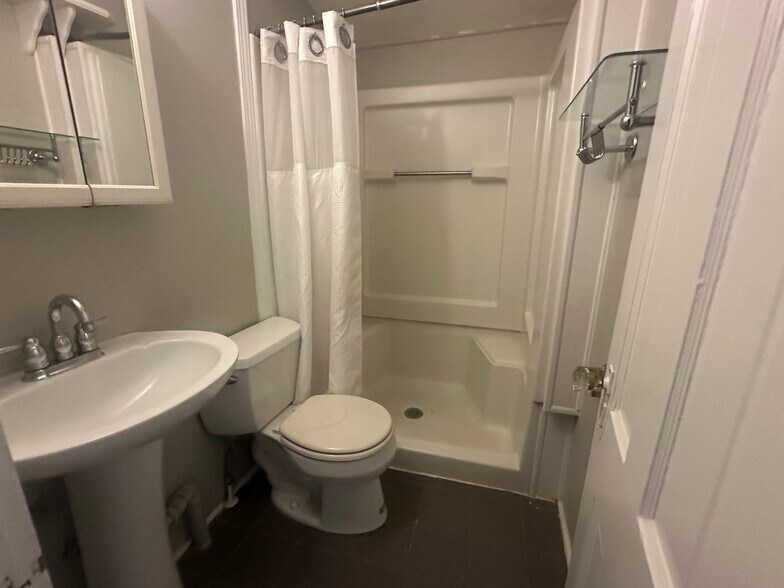 Full Bathroom - 306 N Main St