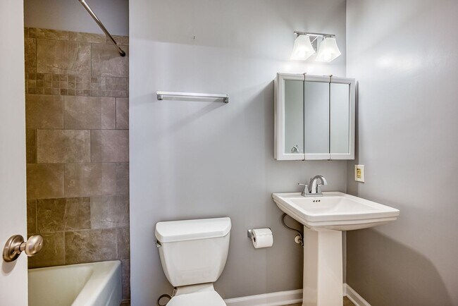 Building Photo - Generously Sized Midlothian Home Move In R...