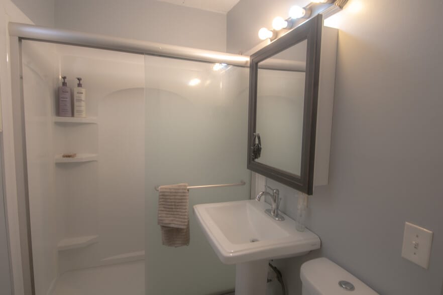 Main bath - 1100 15th Ave SE