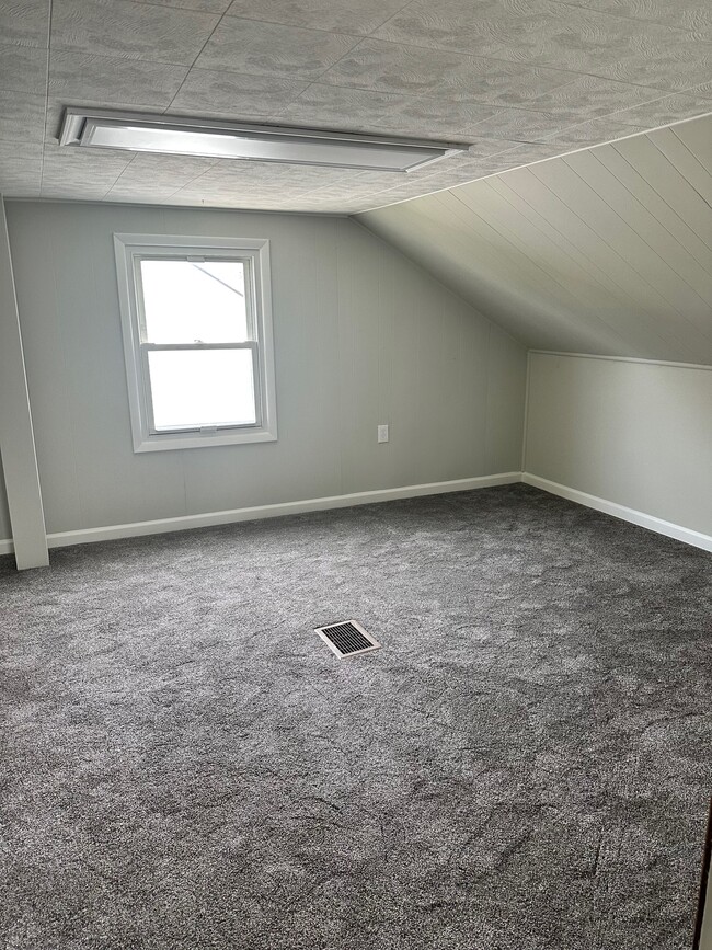 Building Photo - 638 E Tennyson Ave