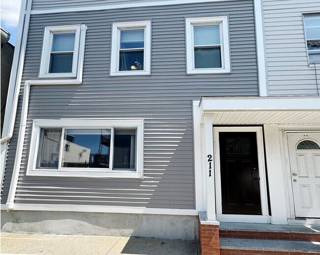 Building Photo - 211 London St
