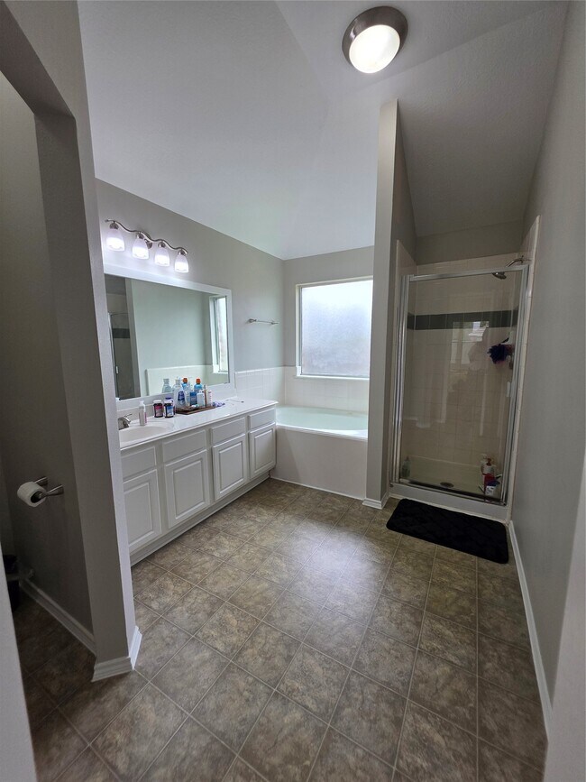 Building Photo - 2108 Goldfinch Ln
