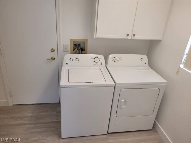 Building Photo - 9605 Sundial Dr