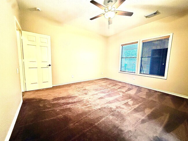 Building Photo - 3040 Bayshore Dr
