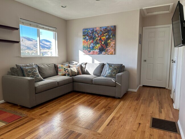 living room (views!) - 352 Goldco Cir