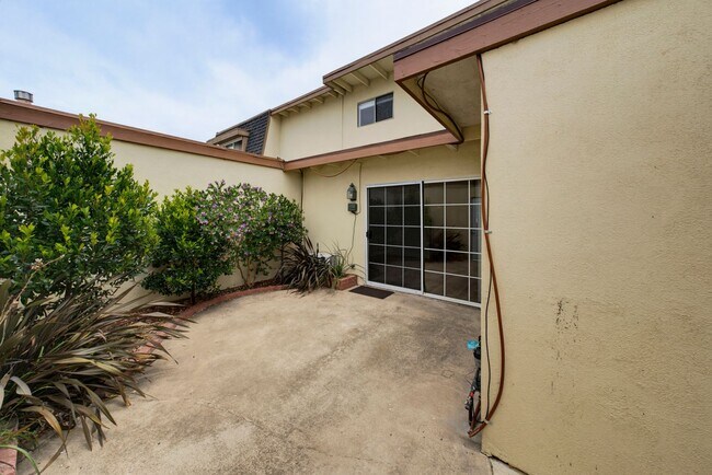 Building Photo - Charming 2-Bedroom Townhouse for Rent in Huntington Beach!