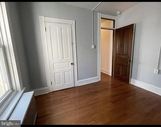 Building Photo - 166 Clymer St