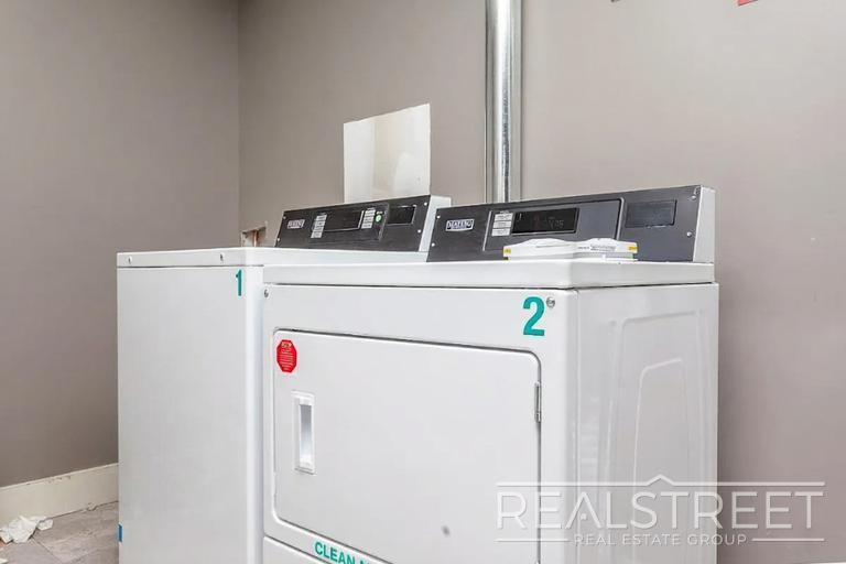 Building Photo - Spacious 3-Bedroom Apartment with Modern Finishes in Prime Bushwick