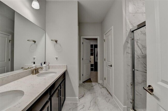 Building Photo - 811 Pineberry Ct