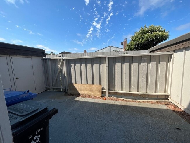 Building Photo - Spacious 3 Bedroom 1.5 Bath!!