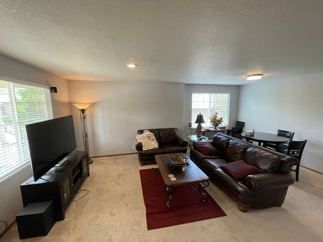 Building Photo - Beautiful two-story home located in Erie!