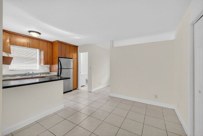 Building Photo - QUICK MOVE IN - FIRST MONTH FREE | Bright & Modern 1-Bedroom Apartment in Prime Oakland Park Loca...
