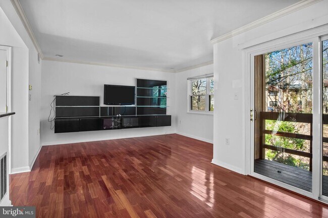 Building Photo - Headline:  Spacious & Updated Townhouse in Prime Reston Location