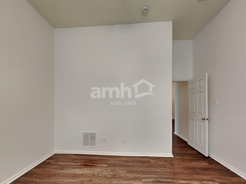Building Photo - 4504 Highlands Dr