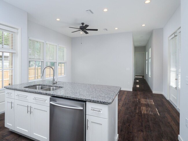 Building Photo - Thelma Lane - Luxury 3 Bedroom, 3 Bathroom...