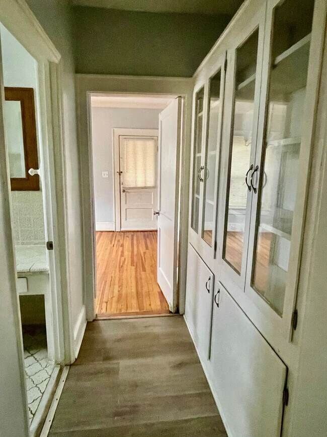 Building Photo - Welcome to this charming 4-bedroom, 2-bathroom home located in the vibrant city of Charlotte, NC