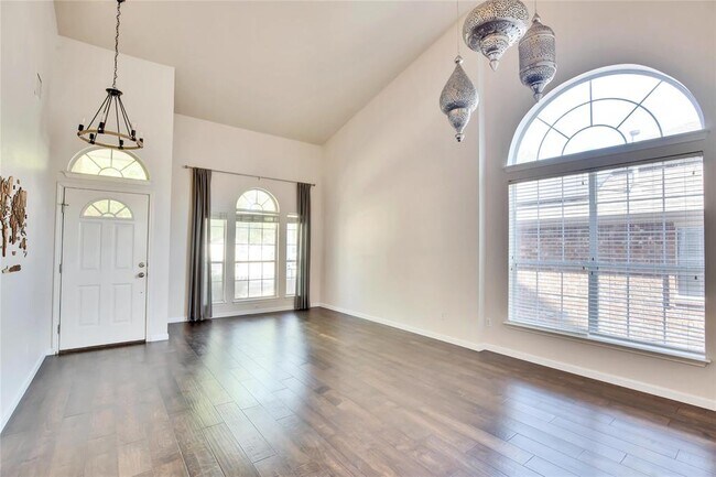 Building Photo - 10321 Beard Ave