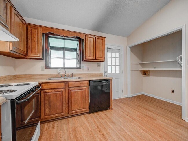 Building Photo - 114 Pine Crest Dr