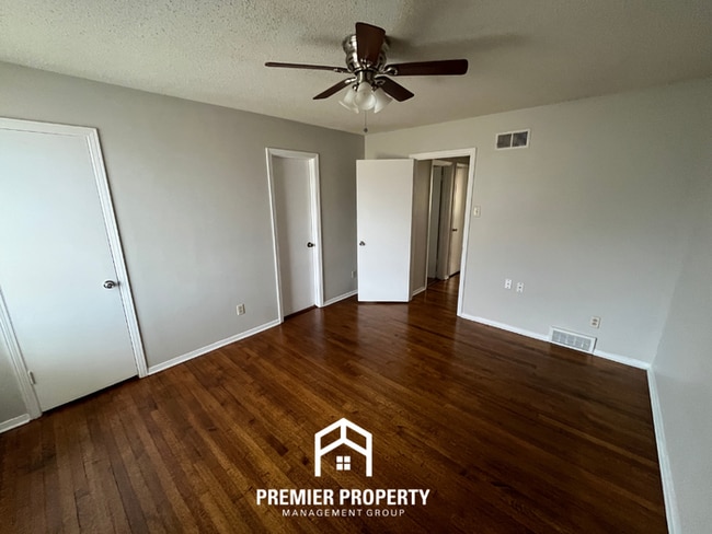 Building Photo - Spacious 3BR Memphis Home with Hardwood Floors, Dual Dining Areas & Fenced Yard