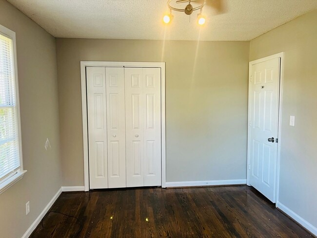 Building Photo - 3 bed, 2 bath ranch home