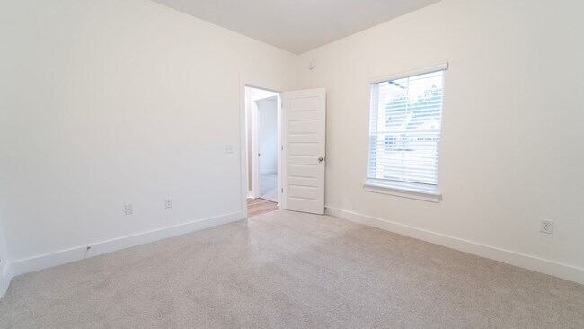 Building Photo - Stunning Like-New 4-Bedroom Home Just Minutes from Fort Stewart