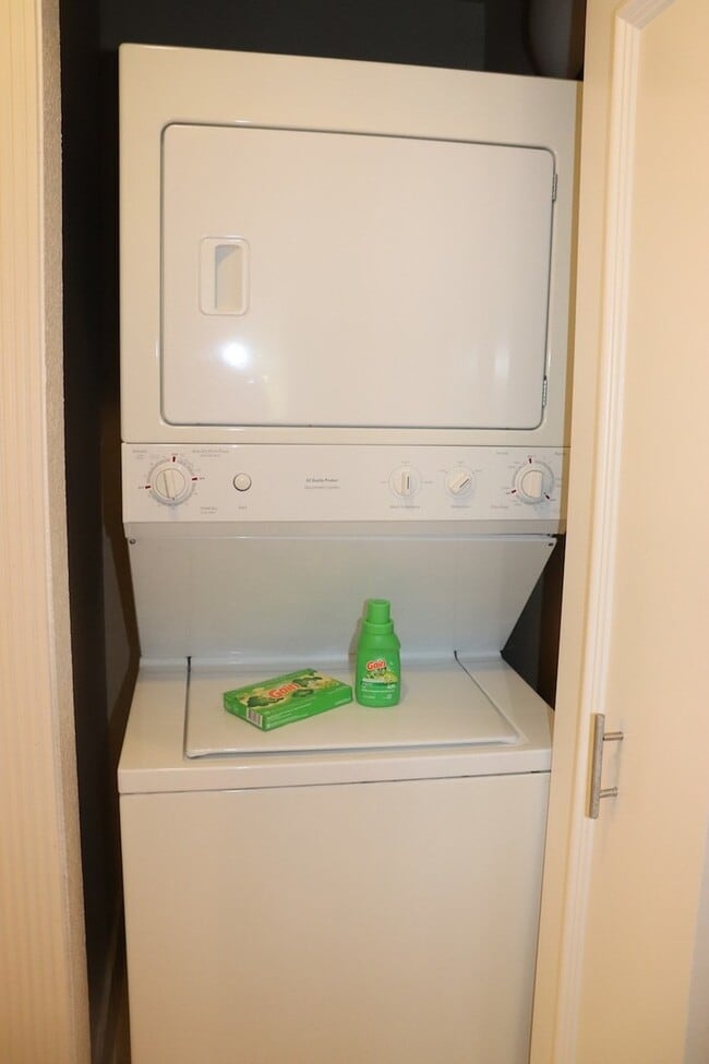 Building Photo - Amazing 2 bedroom furnished condo 1 block ...
