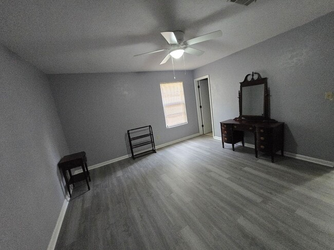 Building Photo - 3/2- Adorable home in Northwood Pines