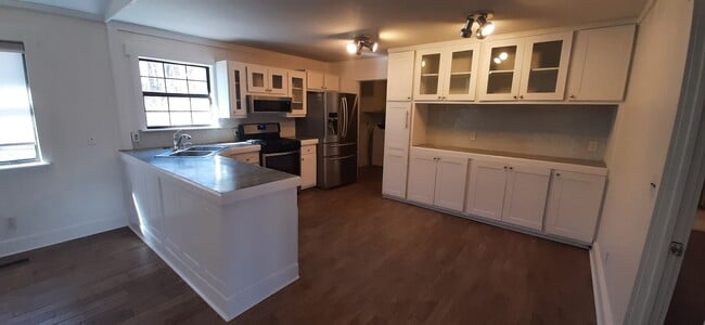 Building Photo - 156 Bailey St