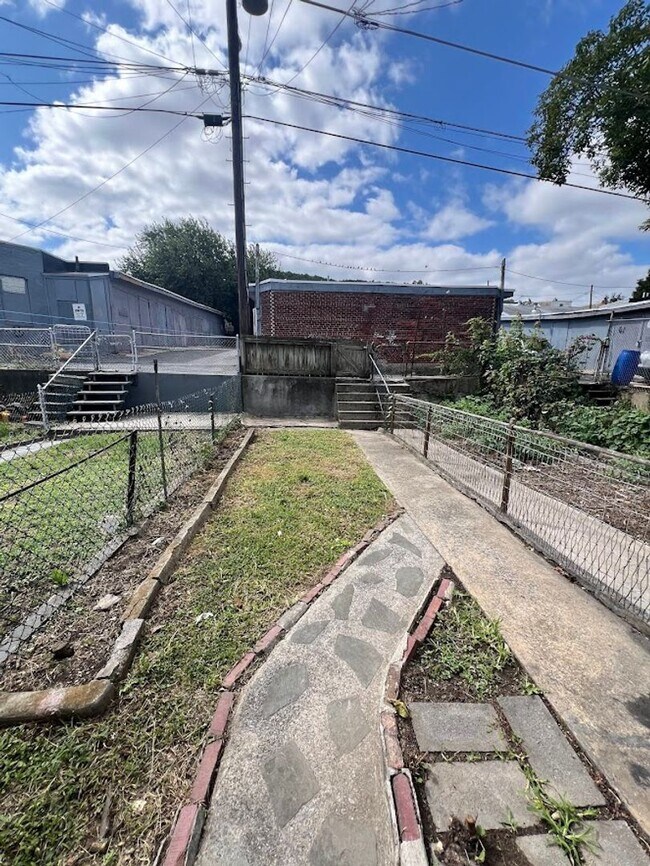 Building Photo - 1266 Muhlenberg St