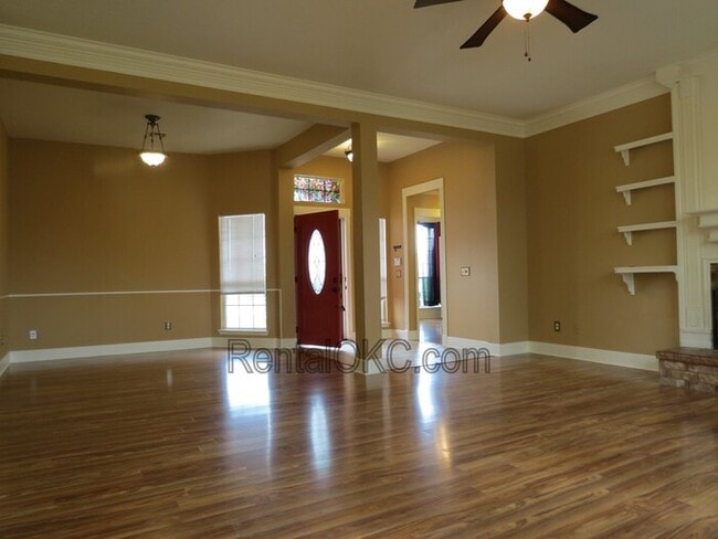 Building Photo - East side Moore 3 Bed 2 Bath no carpets