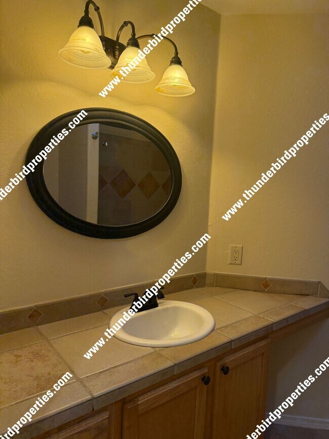 Building Photo - 3 Bedrooms, 2 baths with Valley views in N...