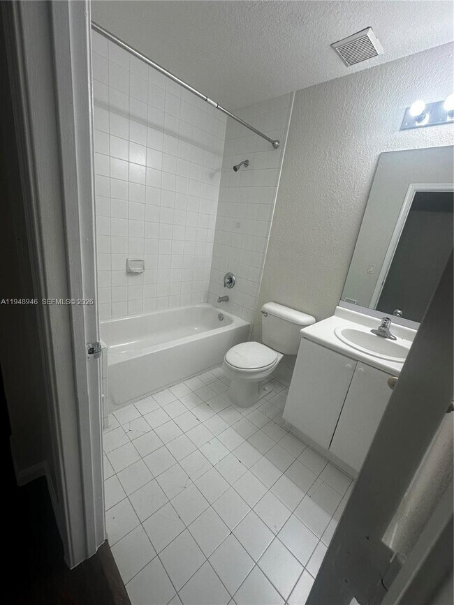 Building Photo - 2440 SE 14th Ave