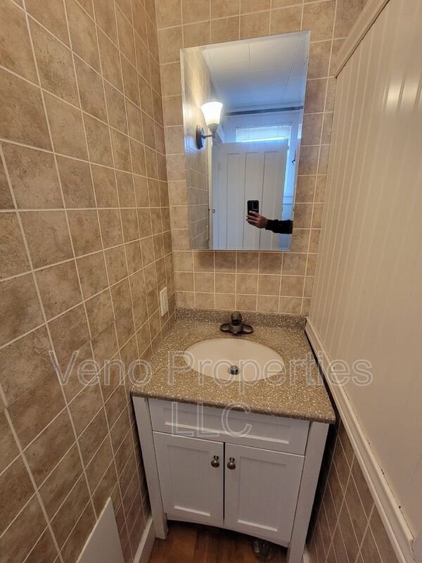 Building Photo - 16 2nd St