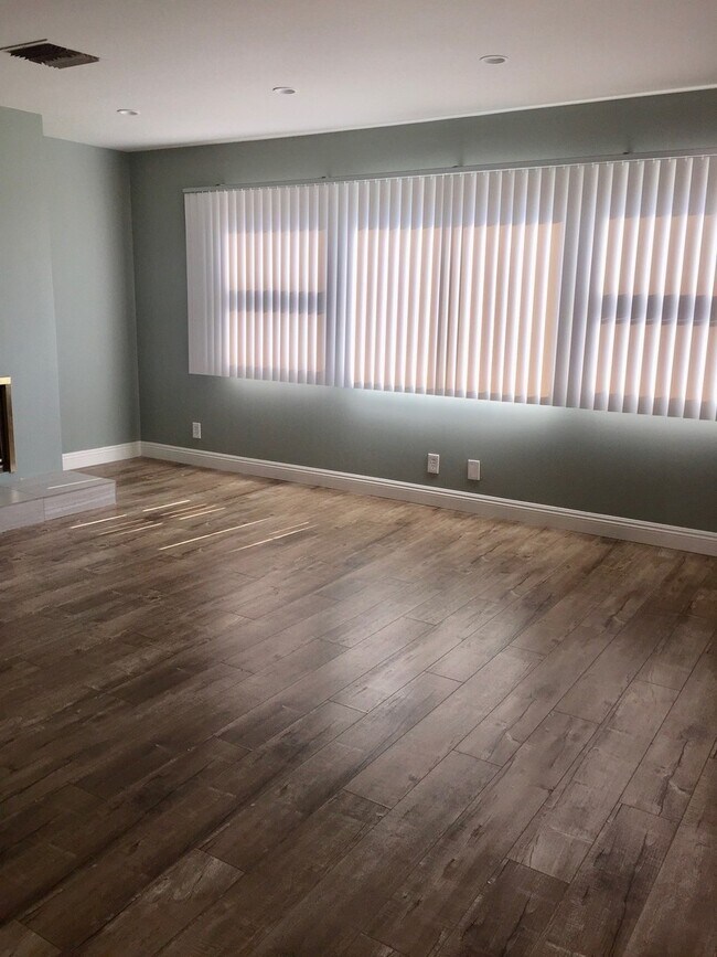 Building Photo - Glendale Hills traditional with fabulous views