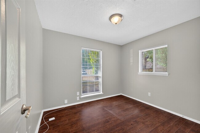 Building Photo - 811 Lochmoor Ln