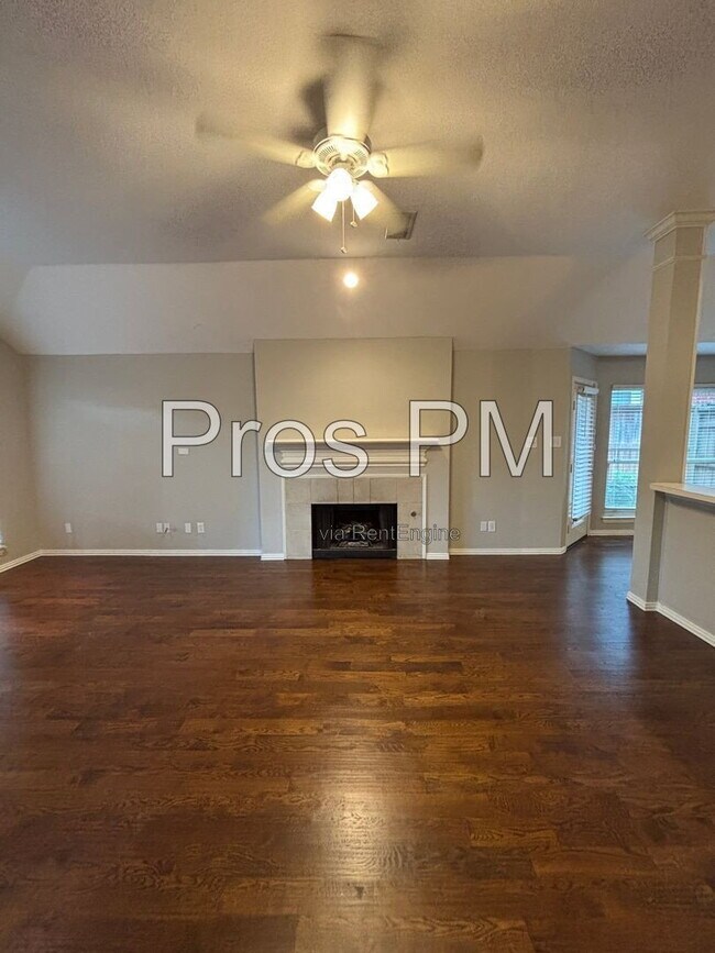 Building Photo - 2921 Meadow Glen Dr