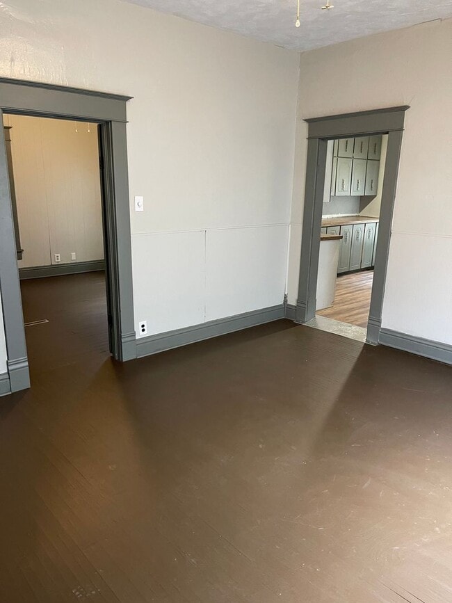 Building Photo - $875 - 2 bed 1 bath - Single Family Home